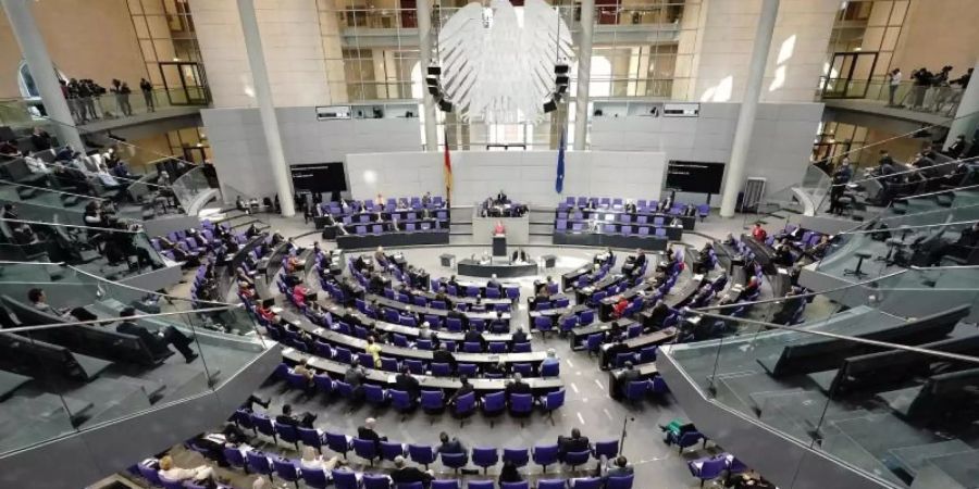 Die Abgeordneten sitzen während einer Generaldebatte zum Bundeshaushalt im Bundestag. Foto: Michael Kappeler/dpa