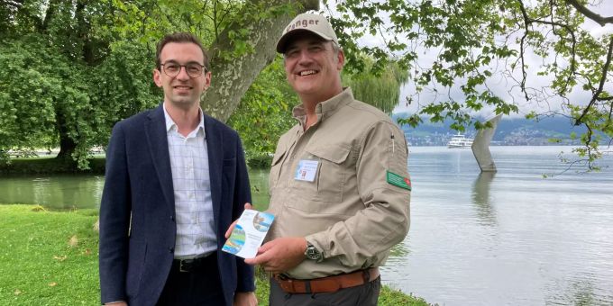 Ranger Urs Camenzin mit Gemeinde Rat Alaj Ranger Urs Camenzin mit Gemeinde Rat Alaj