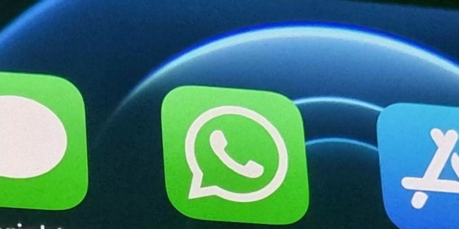 Die Anwendung von WhatsApp auf einem iPhone 12. Foto: Christoph Dernbach/dpa