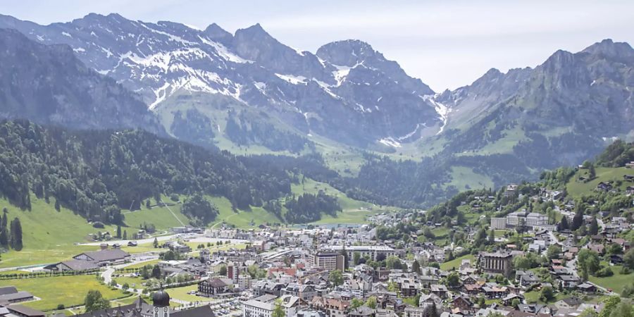 Das Dorf Engelberg im Kanton Obwalden war am Samstagabend wegen heftiger Regenfälle per Strasse und Schiene nicht mehr erreichbar. (Archivbild)