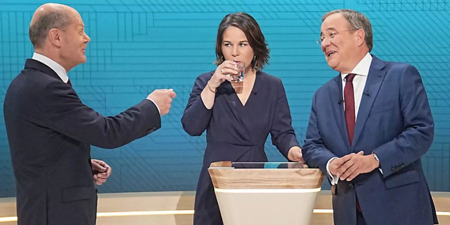 Kanzlerkandidat Olaf Scholz (SPD, l-r), Kanzlerkandidatin Annalena Baerbock (Bündnis90/Die Grünen) und Kanzlerkandidat Armin Laschet (CDU) stehen im Fernsehstudio. Laut einer von der CDU in Auftrag gegebenen Zuschauerbefragung hat Laschet beim zweiten Triell knapp am meisten positiv überrascht. Foto: Michael Kappeler/dpa-Pool/dpa