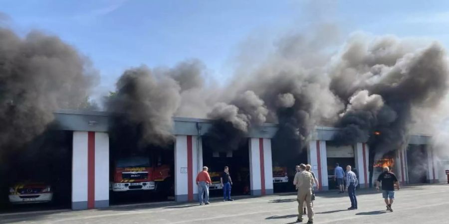 In Olsberg im Hochsauerlandkreis brannte ein Feuerwehrfahrzeug in der Halle. Foto: Edgar Schmidt/Feuerwehr Olsberg/dpa