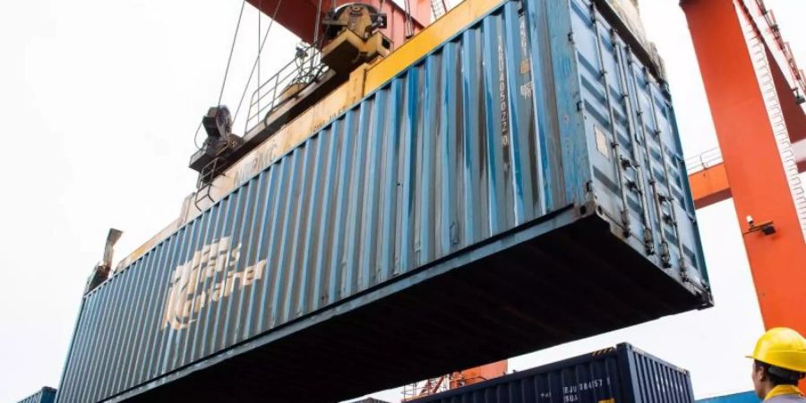 Ein Container wird in China verladen. Symbolbild. Foto: Chen Sihan/XinHua/dpa/Archivbild