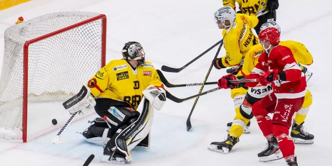 Lausannes Emilijus Krakauskas trifft im Spiel gegen den SCB zum 3:0. National League