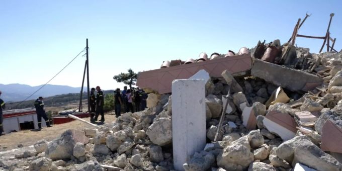 dpatopbilder - Feuerwehrleute stehen neben der zerstörten griechisch-orthodoxen Kirche Profitis Ilias, nachdem das Dorf Arkalochori im Süden der Insel Kreta von einem Erdbeben erschüttert wurde. Foto: Harry Nakos/AP/dpa dpatopbilder - Feuerwehrleute stehen neben der zerstörten griechisch-orthodoxen Kirche Profitis Ilias, nachdem das Dorf Arkalochori im Süden der Insel Kreta von einem Erdbeben erschüttert wurde. Foto: Harry Nakos/AP/dpa