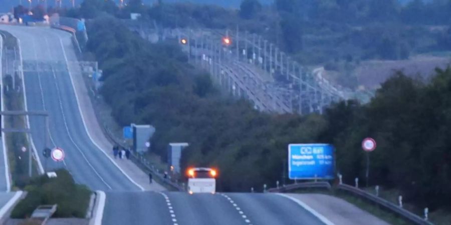 Der betroffene Reisebus steht auf der Autobahn 9 in Fahrtrichtung München. Foto: Ralph Goppelt/Vifogra/dpa