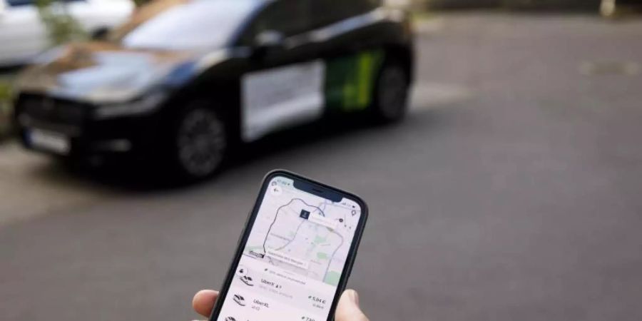 Die Handy-App zum Bestellen eines Uber-Autos ist die Grundlage des Unternehmens. Foto: Carsten Koall/dpa