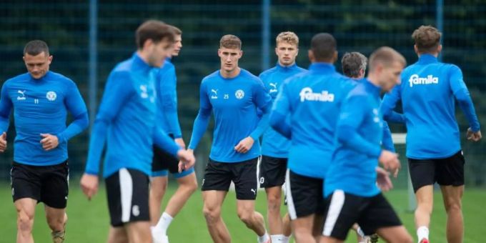 Die Mannschaft von Holstein Kiel braucht einen neuen Cheftrainer. Foto: Daniel Reinhardt/dpa Die Mannschaft von Holstein Kiel braucht einen neuen Cheftrainer. Foto: Daniel Reinhardt/dpa