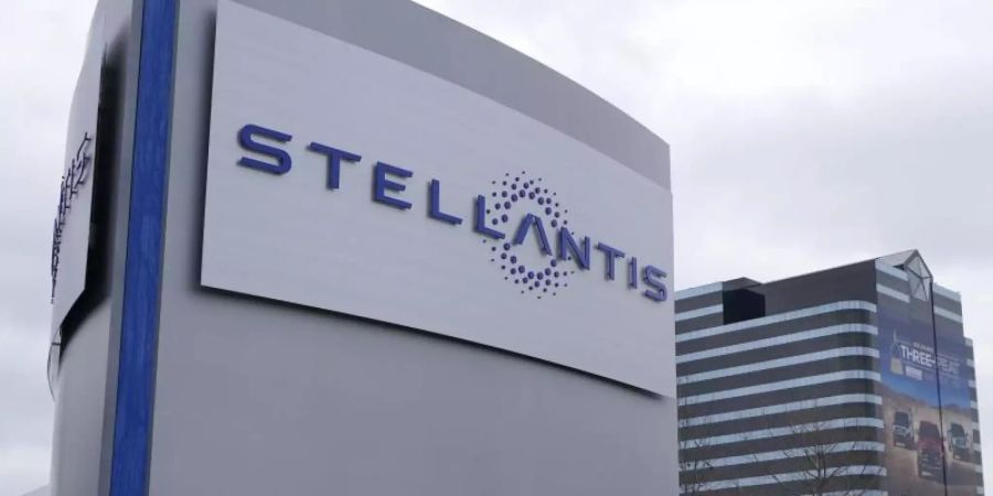 Das Stellantis-Schild steht vor dem Chrysler Technology Center in Auburn Hills. Foto: Carlos Osorio/AP/dpa