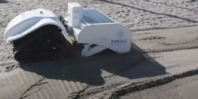 Der sogenannte Bebot beim Reinigen eines Strandes. Good News Roboter Strandsäuberung
