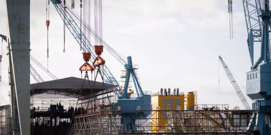 Die für Spezialschiffe bekannte Pella-Sietas-Werft im Hamburger Hafen zählt zu den ältesten Schiffbaubetrieben weltweit. Foto: Christian Charisius/dpa