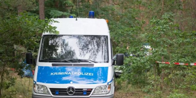 In einer Bunkeranlage in einem Waldstück bei Oranienburg wurde vor einer Woche eine Frauenleiche gefunden. Foto: Dennis Lloyd Brätsch/TNN/dpa In einer Bunkeranlage in einem Waldstück bei Oranienburg wurde vor einer Woche eine Frauenleiche gefunden. Foto: Dennis Lloyd Brätsch/TNN/dpa