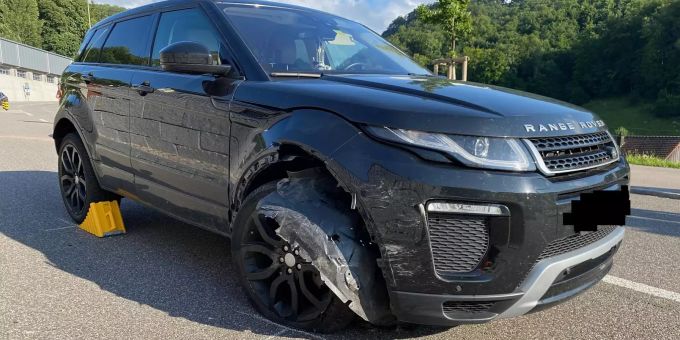 Es kam zu einer frontal/seitlichen Kollision zwischen den beiden Fahrzeugen. Unfall