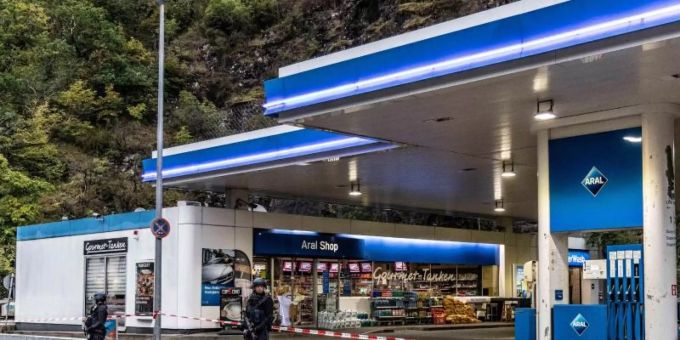Polizisten sicherten die Tankstelle in Idar-Oberstein, in der ein Angestellter erschossen worden war. Foto: Christian Schulz/Foto Hosser/dpa Polizisten sicherten die Tankstelle in Idar-Oberstein, in der ein Angestellter erschossen worden war. Foto: Christian Schulz/Foto Hosser/dpa