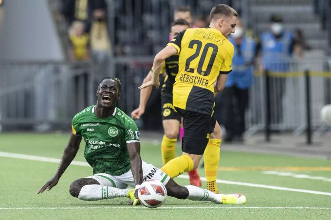Michel Aebischer (YB) im Duell mit Elie Youan (FC St.Gallen). YB FCSG Super League