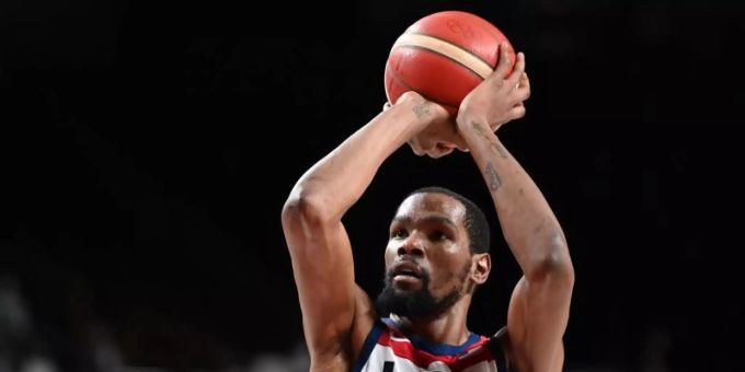 Basketball-Star Kevin Durant hat mit dem US-Team die Goldmedaille gewonnen. Foto: Swen Pförtner/dpa Basketball-Star Kevin Durant hat mit dem US-Team die Goldmedaille gewonnen. Foto: Swen Pförtner/dpa