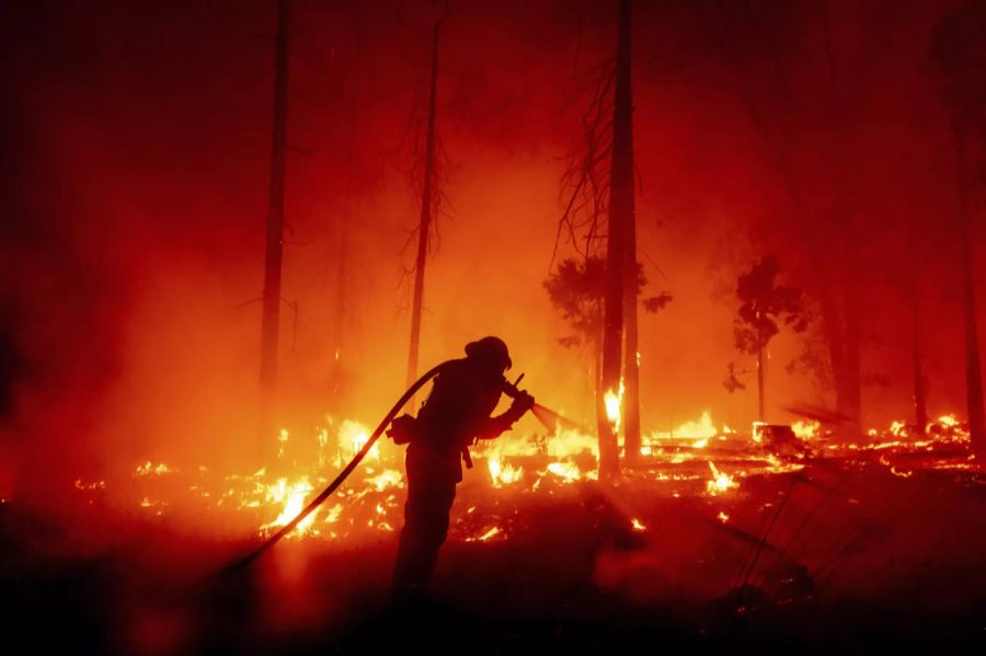 Ein Feuerwehrmann kämpft am 7. September 2020 gegen das Creek-Feuer.