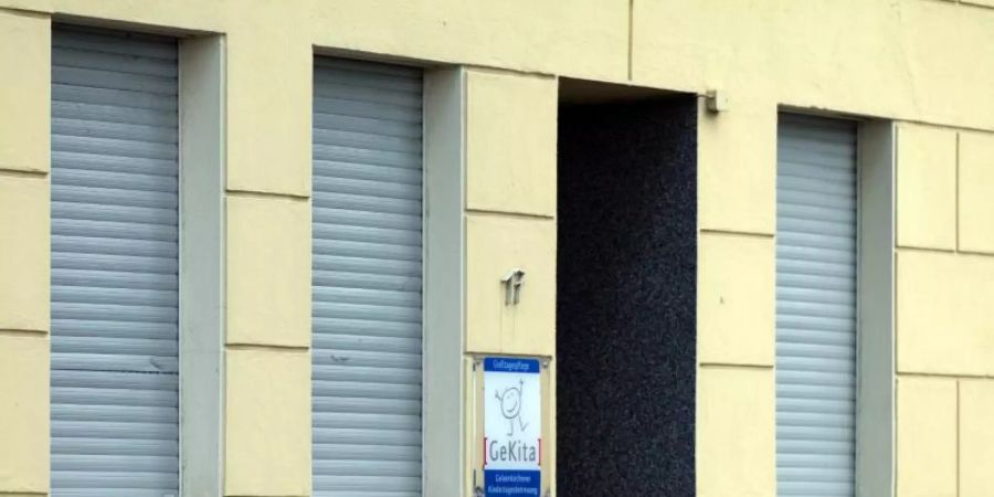 Nach dem Tod eines zweijährigen Jungen in einer städtischen Mini-Kita in Gelsenkirchen ermittelt die Polizei «in alle Richtungen». Foto: Federico Gambarini/dpa