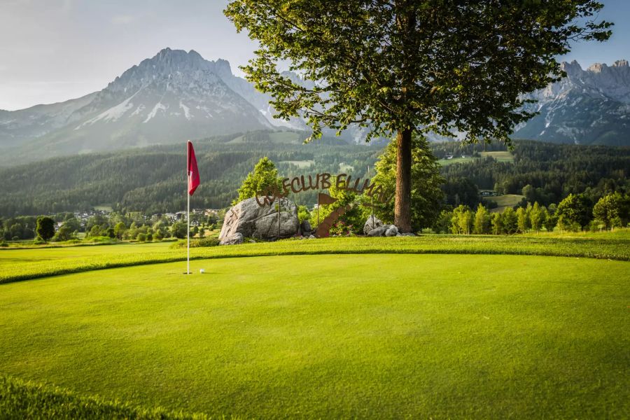 Herrlich gelegen: der Golfplatz in Ellmau; von Reit- und Minigolfanlagen bis zu attraktiven Wellnessangeboten bieten die Kaiserorte alles für erfrischende und erholsame Ferien.