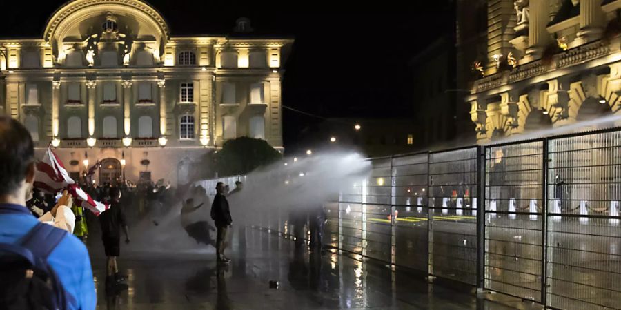 Die Polizei setzte am Donnerstagabend Wasserwerfer gegen Demonstranten auf dem Bundesplatz ein, die sich an einem Schutzzaun zu schaffen machten. (Archivbild)