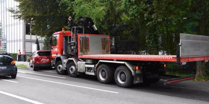 Mit Lastwagen in Auto geprallt.