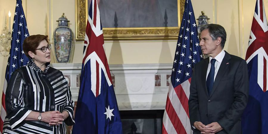 Antony Blinken (r), Aussenminister der USA, und Marise Payne, Aussenministerin von Australien, unterhalten sich im Aussenministerium in Washington. Foto: Nicholas Kamm/Pool AFP/AP/dpa