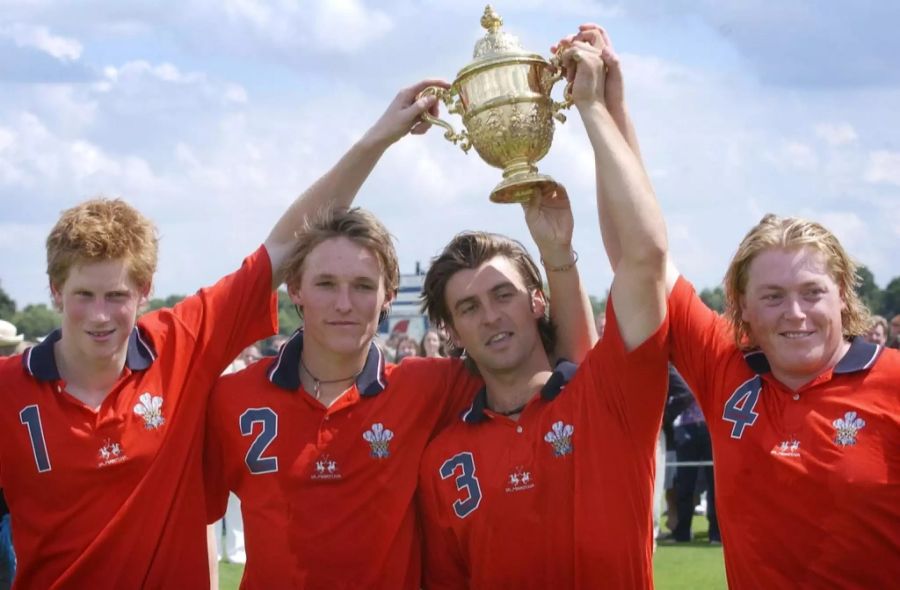 Gewonnen! Harry und seine Teamkollegen feiern mit dem Polo-Preis «Golden Jubilee Cup».