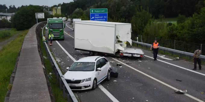 Ein gelöster Anhänger kollidiert mit einem Pickup in Jona SG. jona SG