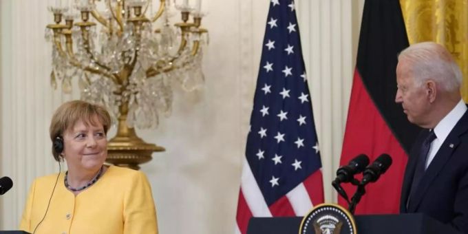 Kanzlerin Merkel und US-Präsident Biden demonstrieren Einigkeit und Harmonie. Foto: Susan Walsh/AP/dpa Kanzlerin Merkel und US-Präsident Biden demonstrieren Einigkeit und Harmonie. Foto: Susan Walsh/AP/dpa