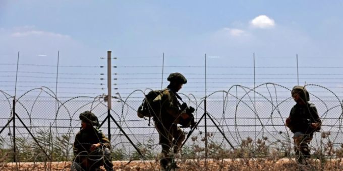 Israelische Soldaten suchen geflohene Palästinenser Israelische Soldaten suchen geflohene Palästinenser