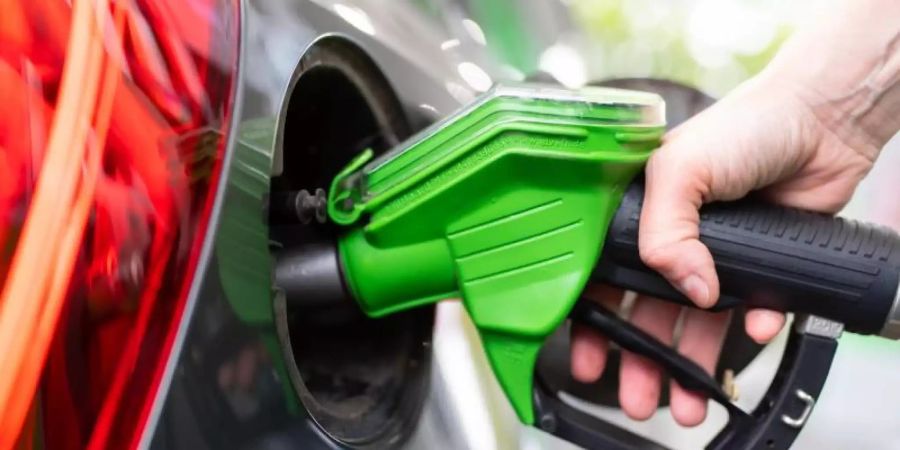 Diskussionen über höheren CO2-Preis überschlagen sich: Der Wahlkampf hat die Tankstellen erreicht. Doch was treibt den Spritpreis in die Höhe?. Foto: Sven Hoppe/dpa