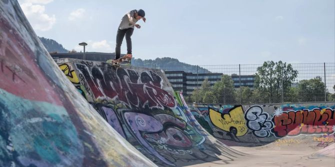 Mann im Skatepark