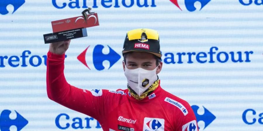 Der Slowene Primoz Roglic trägt das Rote Trikot des Gesamtführenden. Foto: Lalo R. Villar/AP/dpa