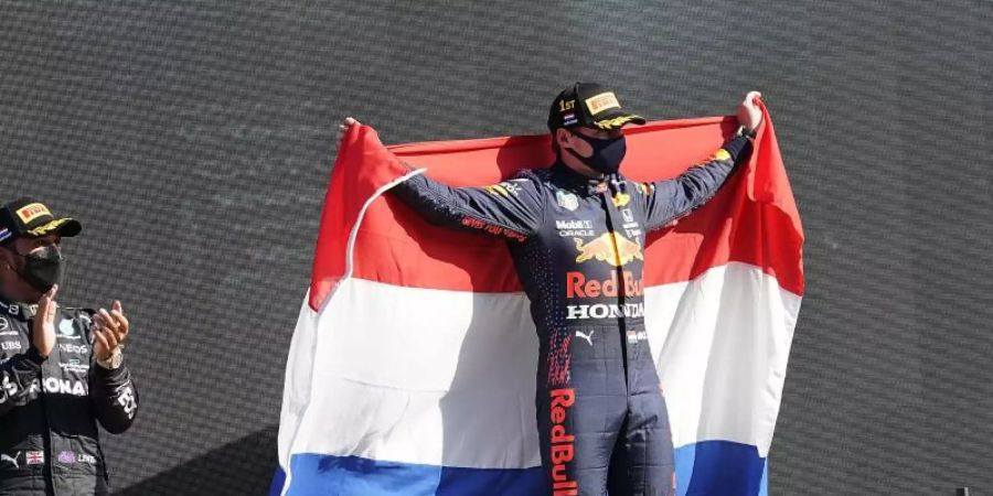 Liess bei seinem Heimspiel in Zandvoort Weltmeister Lewis Hamilton (l) hinter sich: Max Verstappen. Foto: Hasan Bratic/dpa