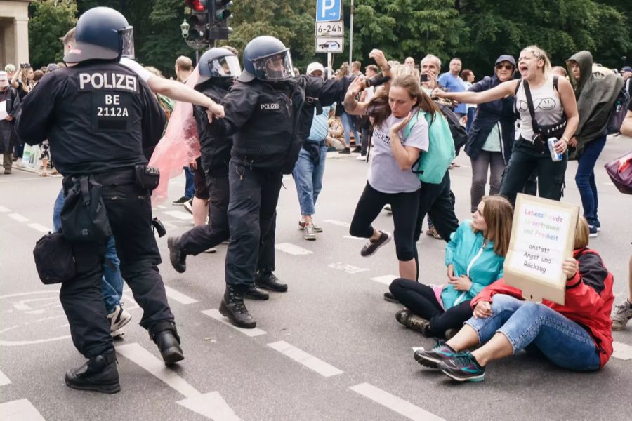 Bei der unbewilligten Demo gegen die Massnahmen zur Bekämpfung des Coronavirus in Berlin werden Protestler abgeführt.