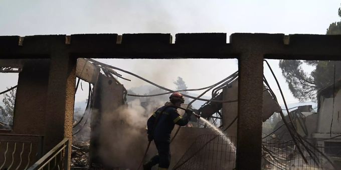 Im Südosten Athens zerstörte ein Brand zahlreiche Ferienhäuser. (Archivbild) Brand
