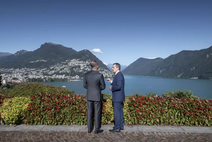 Omans Aussenminister Sayyid Badr Bin Hamad Bin Hamood Al-Busaidi, links, und der Schweizer Aussenminister Ignazio Cassis, rechts, bei einem Arbeitsbesuch in Lugano, Schweiz, am Montag, 23. August 2021. Cassis Sayyid Badr
