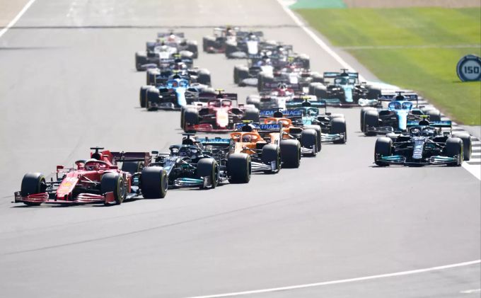 Aktuell ein ungewohntes Bild: Charles Leclerc (Ferrari) führt das Fahrerfeld der Formel 1 an. Ferrari Leclerc Formel 1