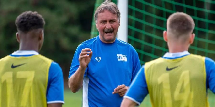 Der ehemalige Fussballtrainer Peter Neururer (M.) wünscht dem FC Schalke 04 den sofortigen Wiederaufstieg - allerdings glaubt er nicht daran. Foto: David Inderlied/dpa
