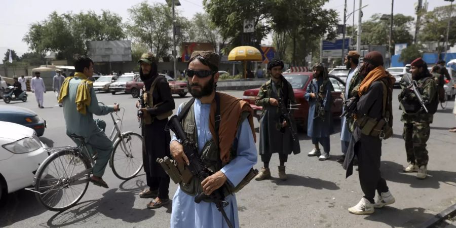 Taliban-Kämpfer patrouillieren in Kabul.