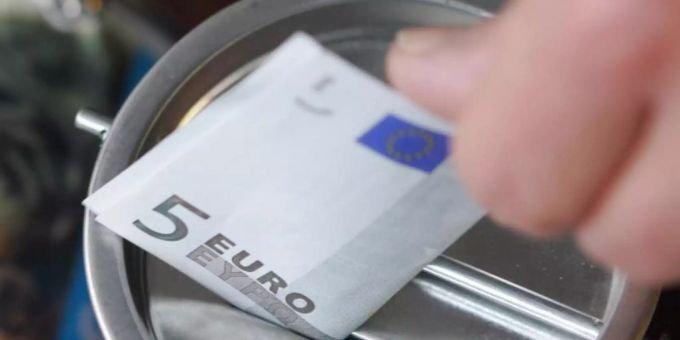 Ein Fünf-Euro-Schein wird in eine Spendendose gesteckt. Symbolbild. Foto: picture alliance / Bernd Thissen/dpa Ein Fünf-Euro-Schein wird in eine Spendendose gesteckt. Symbolbild. Foto: picture alliance / Bernd Thissen/dpa