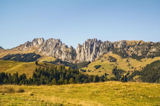 Die Gastlosen sind ein Paradies für Kletterer und Wanderer. Wem es zu Fuss zu langsam geht, der kann die Landschaft auch auf einer Vielzahl von Bike-Trails erkunden. s