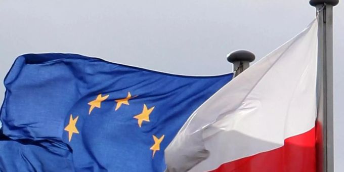 Die Flaggen der Europäischen Union und von Polen wehen am deutsch-polnischen Grenzübergang in Frankfurt (Oder). wahl