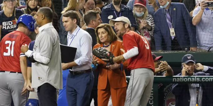 Präsident Joe Biden (r.) telefoniert, während die Sprecherin des Repräsentantenhauses, Nancy Pelosi, das Baseballspiel des Kongresses verfolgt. Foto: Susan Walsh/AP/dpa joe biden
