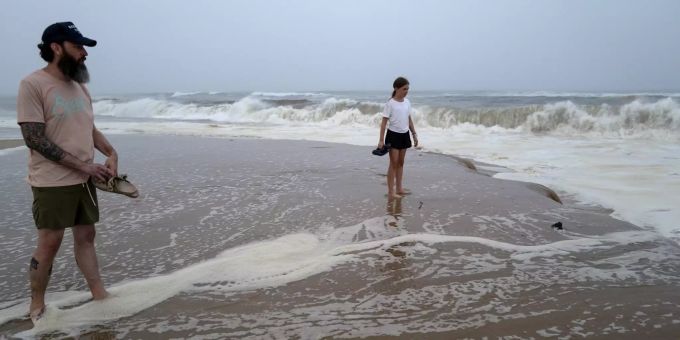 Ausläufer des Hurrikans «Henri» sorgen für starke Winde und hohe Wellen. Tropical Weather Atlantic