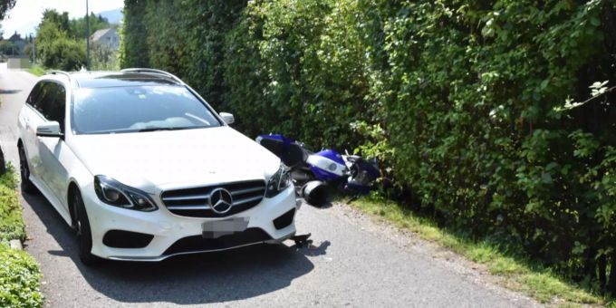 Kollision zwischen Auto und Motorrad.