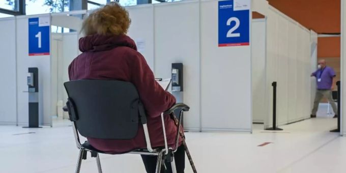 Eine Frau wartet im Impfzentrum Eberswalde auf ihre Schutzimpfung gegen Covid-19. Foto: Patrick Pleul/dpa-Zentralbild/dpa Eine Frau wartet im Impfzentrum Eberswalde auf ihre Schutzimpfung gegen Covid-19. Foto: Patrick Pleul/dpa-Zentralbild/dpa