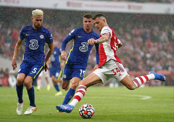 Granit Xhaka (rechts) kämpft gegen Chelsea vergeblich. Granit Xhaka