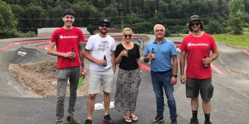 IG und Gemeindevertreter stossen an