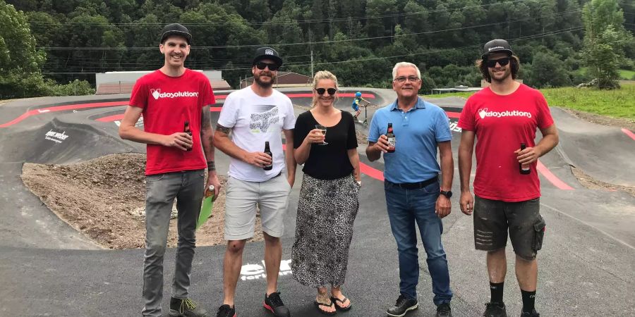 IG und Gemeindevertreter stossen an